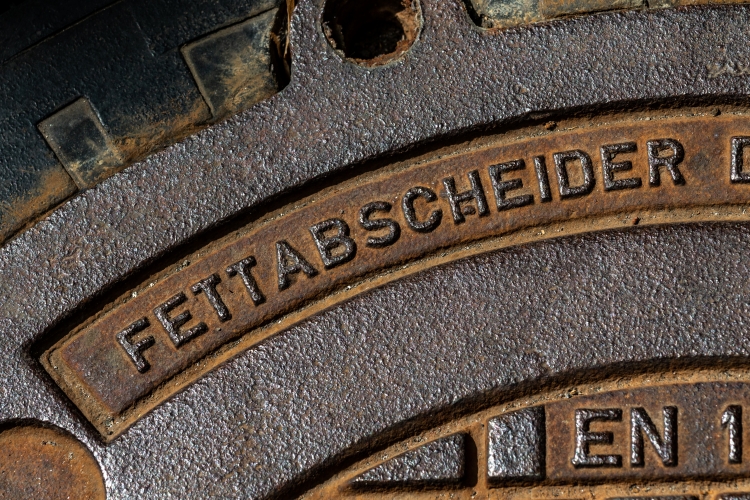 Der Deckel eines Fettabscheiders als Symbolbild für die Fettabscheiderreinigung, die Teil unserer Leistungen rund um die Kanalreinigung in Bremen ist.